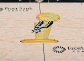 El logo del trofeo Larry O’Brien volvió a ocupar el centro de la cancha en las Finales de la NBA.