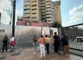 Comerciantes y residentes de la zona del Multicomercio insisten a las autoridades para que se agilite el proceso de demolición del edificio.