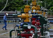 Un trabajador cerca de una torre de perforación de petróleo, de Petroecuador.