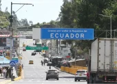 Camiones cruzan el puente de Rumichaca el 1 de junio, primer día sin tasa de seguridad, aunque el comercio bilateral aún tiene frentes sin resolver.