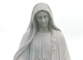 El evento cerró con los asistentes cantando a la Virgen María mientras sostenían velas encendidas.