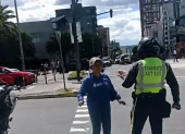 Una mujer increpó e intentó agredir a un agente de la AMT durante un operativo de control vial en el norte de Quito.