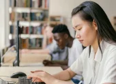 Jóvenes ecuatorianos podrán estudiar y trabajar en Australia durante un año con una visa especial.