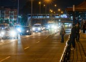 En la avenida 25 de julio, los peatones deben sortear el tránsito vehicular en avenidas principales ante la falta de cruces seguros.