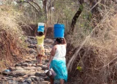 Personas caminando por el Corredor Seco, una región marcada por la sequía, la inseguridad alimentaria y la vulnerabilidad climática.