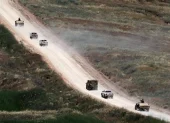 Un convoy de vehículos militares israelíes maniobra dentro del sur del Líbano, visto desde el lado israelí de la frontera en la Alta Galilea.