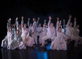 El montaje de Andes cuenta con la participación de 21 bailarines en escena y combina danza contemporánea y zapateo andino.