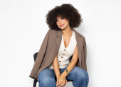 Su afro se ha convertido en una extensión de su personalidad: libre, fuerte y lleno de identidad.