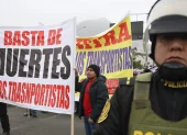 Fotografía de archivo de personas durante una protesta de transportistas contra la criminalidad en Lima (Perú).