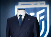 Un primer plano de un maniquí luciendo el traje oficial de la selección ecuatoriana de fútbol
