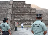Integrantes de la Guardia Nacional vigilan la zona arqueológica de Teotihuacán.