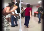 En redes sociales se viralizó el video de la fiesta en una sala de audiencias.