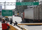 Un camión circulando por el puente internacional Rumichaca, entre Ecuador y Colombia.