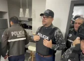 Agentes de la Policía Nacional durante el operativo en una vivienda, en el marco de la investigación financiera.