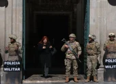 Integrantes de la Policía Militar custodian el ingreso al Palacio de Gobierno este 2 de junio de 2026, en La Paz (Bolivia).