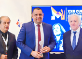 Vicko Villacís, alcalde de Esmeraldas, recibe un premio de la OEA junto a Luis Almagro en 2024.