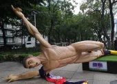 La estatua de un futbolista derribada por integrantes de la Coordinadora Nacional de Trabajadores de la Educación (CNTE) durante una manifestación en Ciudad de México (México).