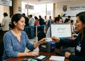 Referencial. Usuarios reciben sus cédulas en las oficinas del Registro Civil, tras la normalización del sistema