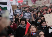 Estudiantes se manifiestan durante una protesta el 3 de junio de 2026, en Santiago (Chile).