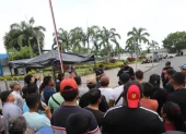 Familiares de los desaparecidos en las afueras de la morgue de Guayaquil.