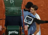 El tenista italiano Matteo Arnaldi abraza a su compatriota Matteo Berrettini durante el partido de cuartos de Roland Garros.