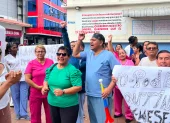 Empleados llevan tres días protestando a las afueras del centro médico.