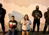 Un hombre y una mujer fueron detenidos por supuestamente extorsionar a comerciantes en Guayaquil.