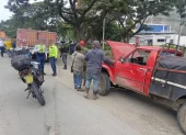 Una camioneta y un tráiler fueron dos de los vehículos involucrados en el siniestro de vía a la costa.