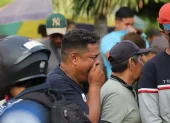 Familiares de los jóvenes desaparecidos en Babahoyo esperan por novedades en los exteriores del Laboratorio de Criminalística de Guayaquil, la tarde de este miércoles 3 de junio.