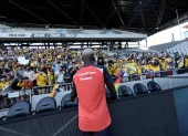 Moisés Caicedo saludo a los hinchas durante un entrenamiento con la selección de Ecuador en Columbus,