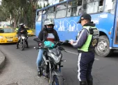 Motociclistas circulan sin respetar normas mientras conductores formales enfrentan sanciones y procesos legales.