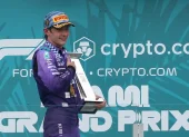 El italiano Andrea Kimi Antonelli de Mercedes celebra su victoria en el Gran Premio de Fórmula Uno de Miami.