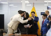 Diana Jácome recibió el apoyo de sus compañeros durante una rueda de prensa en la Asamblea Nacional Ecuador.