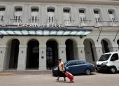Una mujer camina frente a un hotel este 3 de junio de 2026, en La Habana (Cuba).