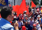 Vocero de Unidad Popular se dirige a simpatizantes durante una concentración