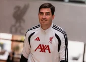 Andoni Iraola posa en Anfield tras ser anunciado como nuevo entrenador del Liverpool para las próximas dos temporadas.