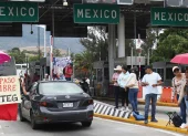 Integrantes de la Coordinadora Nacional de Trabajadores de la Educación (CNTE) se toman un peaje en Chilpancingo (México).