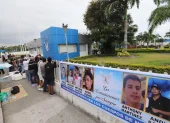 Familiares de las víctimas colocaron una pancarta con sus fotografías en los exteriores del Laboratorio de Criminalística de Guayaquil.