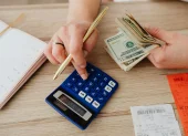 El préstamo quirografario del Biess ofrece tasas desde 6,5 % anual y un proceso digital que permite obtener el dinero en un plazo de hasta 72 hora