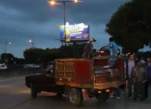 Tras días de espera, los familiares de los desaparecidos en Daule se los llevan a casa.