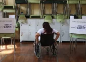 Una persona asistiendo a votar en Lima (Perú), en la primera vuelta electoral de las elecciones presidenciales de 2026.