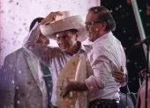 El candidato a la Presidencia de Perú Roberto Sánchez (c) y el hermano del expresidente de Perú Pedro Castillo, José Mercedes Castillo (c-i).