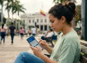 Ciudadano consulta información electoral en línea, mientras el CNE asegura la protección de datos y descarta intentos de hackeo en el proceso de votación.