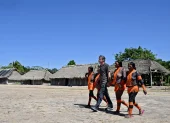 Protesta. Mujeres indígenas junto a Danicley Aguiar, coordinador de la campaña de Pueblos Indígenas.