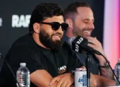 Arman Tsarukyan durante una conferencia de prensa de Real American Freestyle (RAF).