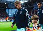 Lennart Karl conduce el balón durante un partido con la selección de Alemania, antes de la lesión que preocupa al equipo de cara al Mundial 2026.