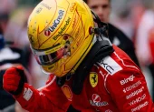 Charles Leclerc y Lewis Hamilton conversan durante una actividad de Ferrari previa al Gran Premio de Mónaco 2026.