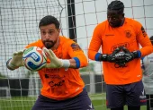 El portero Hernán Galíndez (i) en la práctica de Ecuador previo al Mundial 2026.