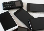 Teléfonos móviles incautados, en el marco de las recomendaciones para bloquear equipos robados en Ecuador.