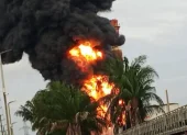 El incendio ya es combatido por los bomberos de Esmeraldas.